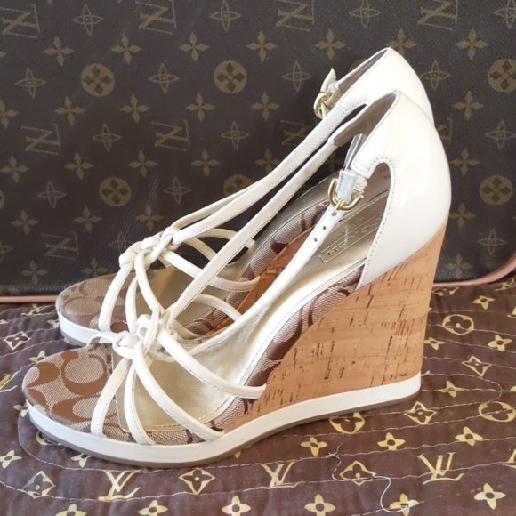 🎊🎊🎊COACH JOSLIN SIGNATURE LOGO WEDGIES 🎊🎊🎊 - Picture 3 of 5